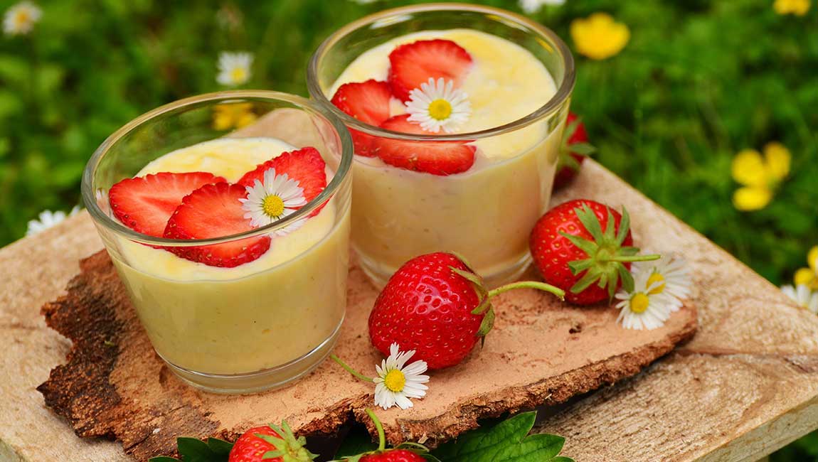 Vanille-Ingwercreme mit frischen Erdbeeren 