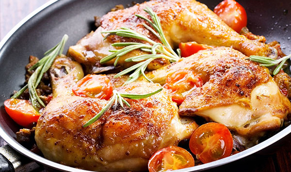 Hühnerkeulen mit Strozzapretti, Tomaten und Sommerkräutern aus dem Ofen
